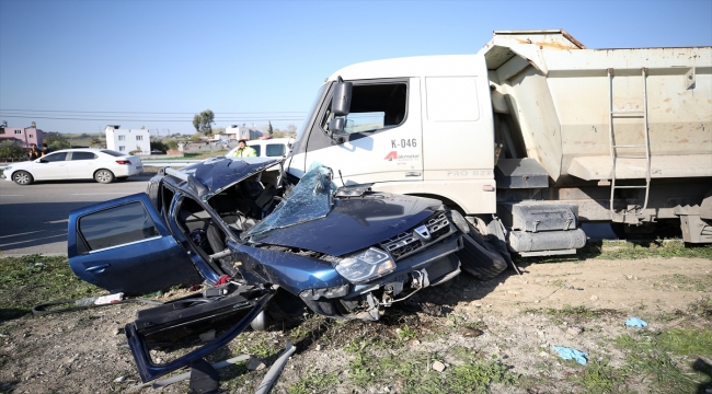 Adana'da kamyonla çarpışan cipteki 2 kişi hayatını kaybetti