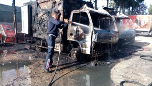 Adana'da otoparkta park halindeki 2 kamyonda yangın çıktı