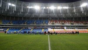Adana Demirspor ve Adanasporlu eski oyuncular "şöhretler karması" maçında karşılaştı