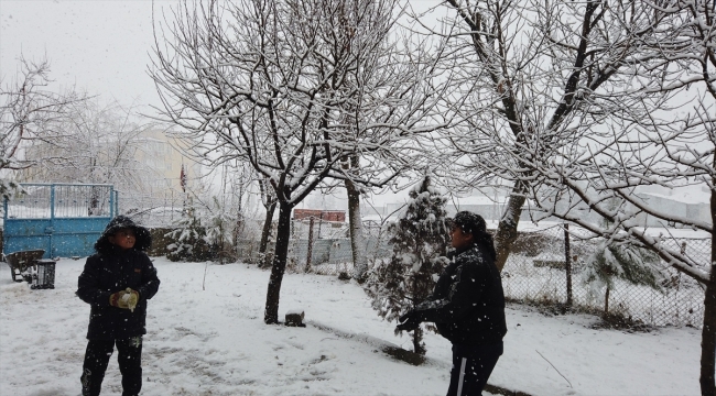 Adana'nın Tufanbeyli ilçesinde kar yağışı etkili oldu