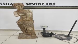 Afyonkarahisar'da bir evin banyosunda kadın figürlü heykel ele geçirildi
