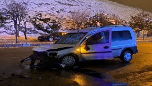 Afyonkarahisar'da hafif ticari aracın çarptığı iki yayadan biri öldü, diğeri yaralandı