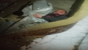 Afyonkarahisar'da polisten sokakta yatan kişiye yardım eli