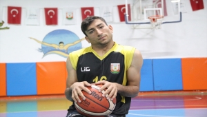 Ailesinden gizli başladığı basketbol, engelli Abdullah'ın hayatını değiştirdi