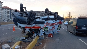 Aksaray'da ambulans ile otomobilin çarpıştığı kazada 4 kişi yaralandı