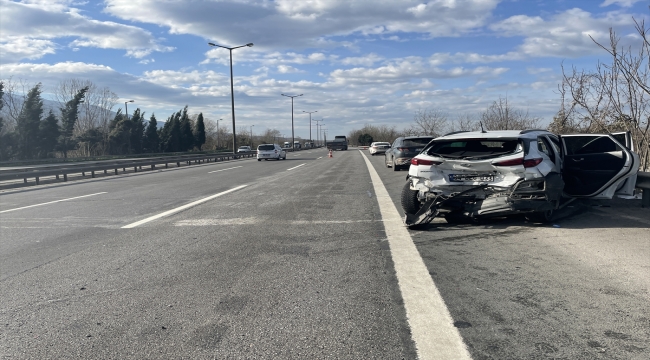 Anadolu Otoyolu'nda cip ile otomobilin çarpıştığı kazada 3 kişi yaralandı