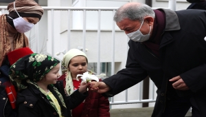 Bakan Akar'a Boşnak öğrencilerden "Plevne Marşı" sürprizi