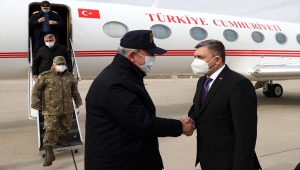Bakan Akar, beraberindeki TSK komuta kademesi ile İHA'ların "yuvasında"