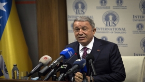 Bakan Akar, Saraybosna'da üniversite öğrencileriyle bir araya geldi