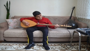 Bedensel engelini bağlama çalıp türkü söyleyerek aşıyor
