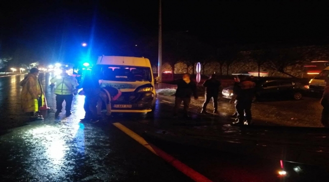Bilecik'te işçi servisi ile tırın çarpışması sonucu 8 kişi yaralandı