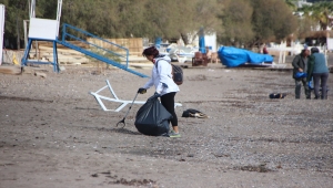Bodrum'da gönüllüler fırtına sonrası sahilde kıyı temizliği yaptı