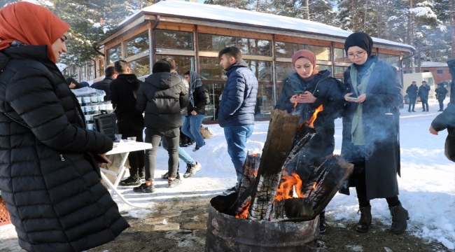 Bolu'da üniversite öğrencileri kar etkinliğinde doyasıya eğlendi