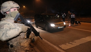 Bolu'da yeni yıla huzurla girilmesi için polis ve jandarma eş güdümle görev yaptı