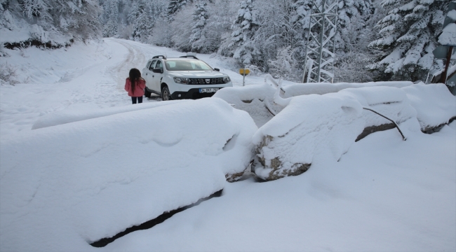 Bolu-Yedigöller yolu kar yağışı ve buzlanma nedeniyle ulaşıma kapatıldı