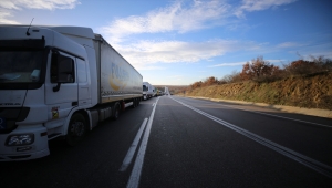 Bulgaristan'a açılan Hamzabeyli Sınır Kapısı'nda 20 kilometre tır kuyruğu oluştu