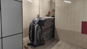 Bursa'da aracın metro alt geçidi merdivenlerine düşmesi sonucu bir kişi öldü