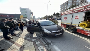 Bursa'da kaza yapan iki aracın sürücüleri yaralandı