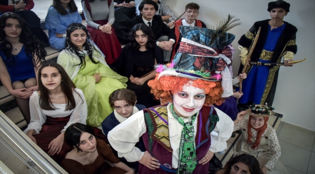 Bursa'da lise öğrencileri okudukları romanlardaki karakterleri canlandırdı