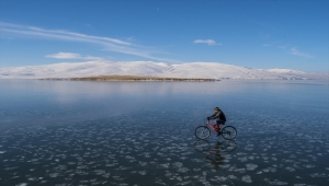 Buzla kaplanan Çıldır Gölü'nde çocukların bisiklet keyfi