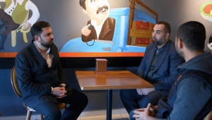 Camide imam ve müezzin, çarşıda esnafın "arkadaşı" oldular