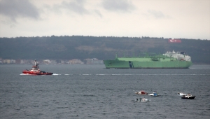 Çanakkale Boğazı dev gemilerin geçişi nedeniyle tek yönlü kapatıldı
