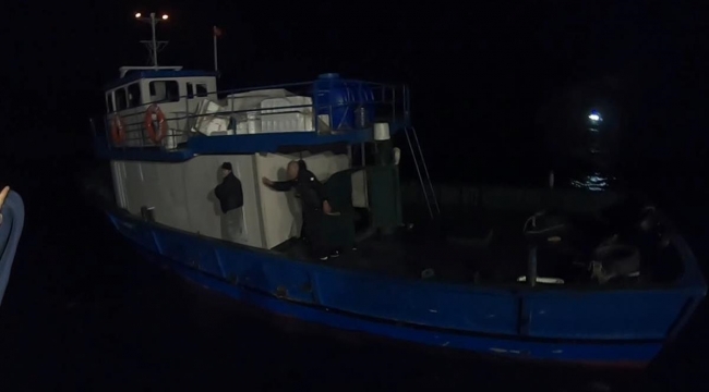 Çanakkale Boğazı'nda balıkçı teknesinde 143 düzensiz göçmen yakalandı