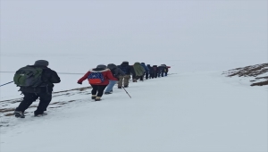 Dağcılar Kars'taki Büyük Yahni Dağı'na tırmanıp şehitleri anıyor