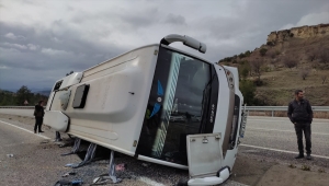 Denizli'de devrilen midibüsteki 5 kişi yaralandı
