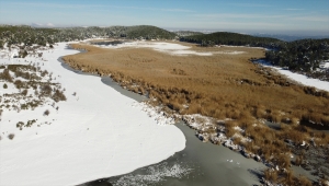 Denizli'deki Yayla Gölü buz tuttu