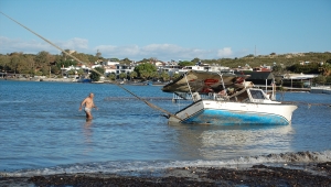 Didim'de karaya oturan tekneler vinçle kurtarıldı