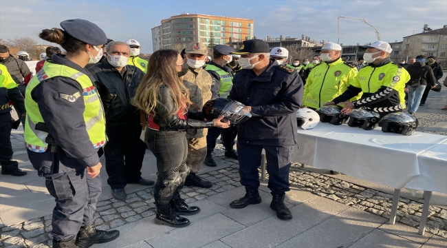 Elazığ'da polis ve jandarma motosiklet sürücülerine kask dağıttı