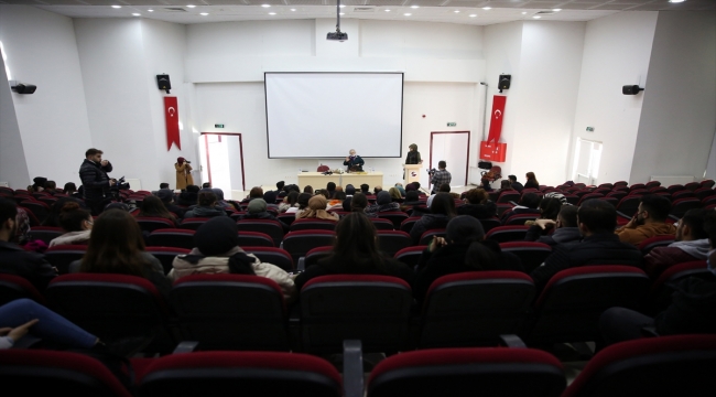 Elazığ'da yaşlılar hayat tecrübelerini üniversiteli gençlerle paylaştı