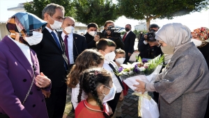 Emine Erdoğan'dan öğrencilere çifte müjde: