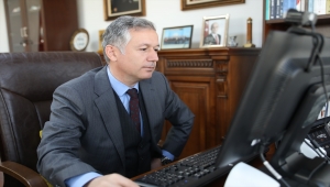 Erbil Başkonsolosu Karaçay'ın "Yılın Fotoğrafları"nda tercihi "Sağlık çalışanlarının şefkatli elleri" oldu