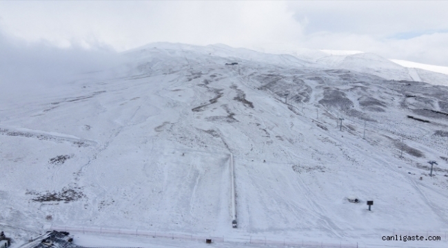 Erciyes Kayak Merkezi'ne kar yağdı