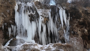 Erzincan'daki Girlevik Şelalesi'nde buz sarkıtları oluştu