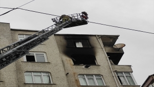 Esenler'de bir apartmanda çıkan yangında 3 kişi dumandan etkilendi