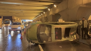 Fatih'te kontrolden çıkarak devrilen otomobil seyir halindeki minibüse çarptı 