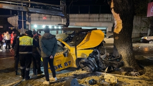 Florya'da ağaca çarpan taksinin şoförü öldü
