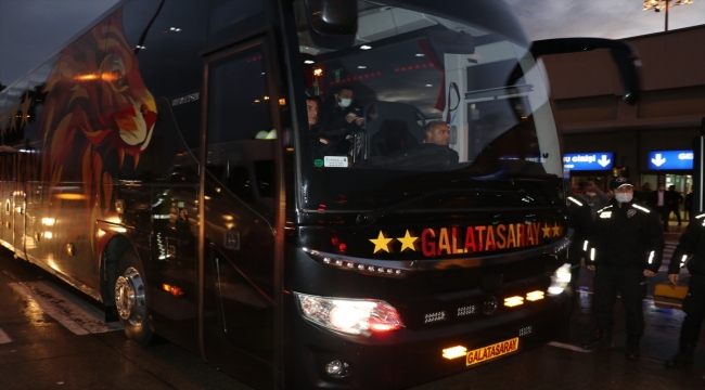 Galatasaray kafilesi, Adana'ya geldi
