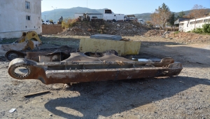 Gaziantep'te bölmeye çalıştığı iş makinesinin parçası üzerine devrilen kişi öldü
