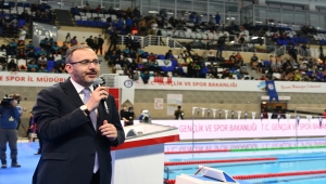 Gençlik ve Spor Bakanı Kasapoğlu, Gaziantep'te yüzme şampiyonasını izledi: