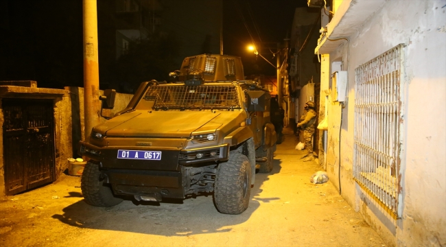 GÜNCELLEME - Adana'da uyuşturucu satıcılarına yönelik operasyonda 10 zanlı yakalandı