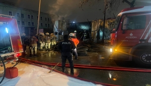 GÜNCELLEME- Küçükçekmece'deki lastik deposunda çıkan yangın söndürüldü