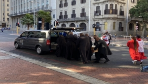 Güney Afrikalılar, apartheid ile mücadele kahramanı Tutu'nun naaşını ziyaret ediyor