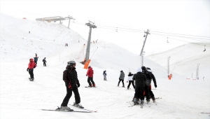 Haftanın son gününde Palandöken Kayak Merkezi'nde yoğunluk oluştu