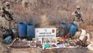 Hakkari'de iki mağarada silah, patlayıcı ve mühimmat ele geçirildi