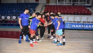 Hakkari'de kadın antrenörün çalıştırdığı erkek voleybol takımı 1. ligi hedefliyor