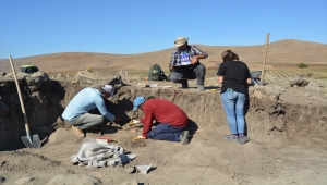 Hamaç Höyük'te Orta Çağ dönemine ait nekropole rastlandı